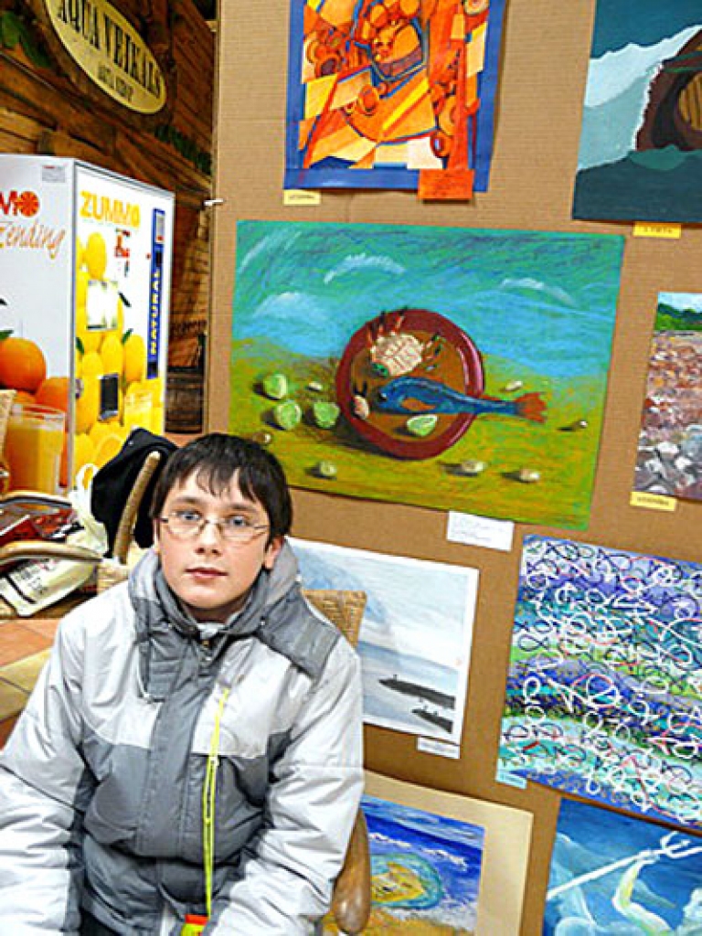 Konkursizstādes laureāts Klāvs Nikiforovs. Fonā redzams viņa godalgotais darbs par jūras tēmu.
Autors: www.vecumnieki.lv