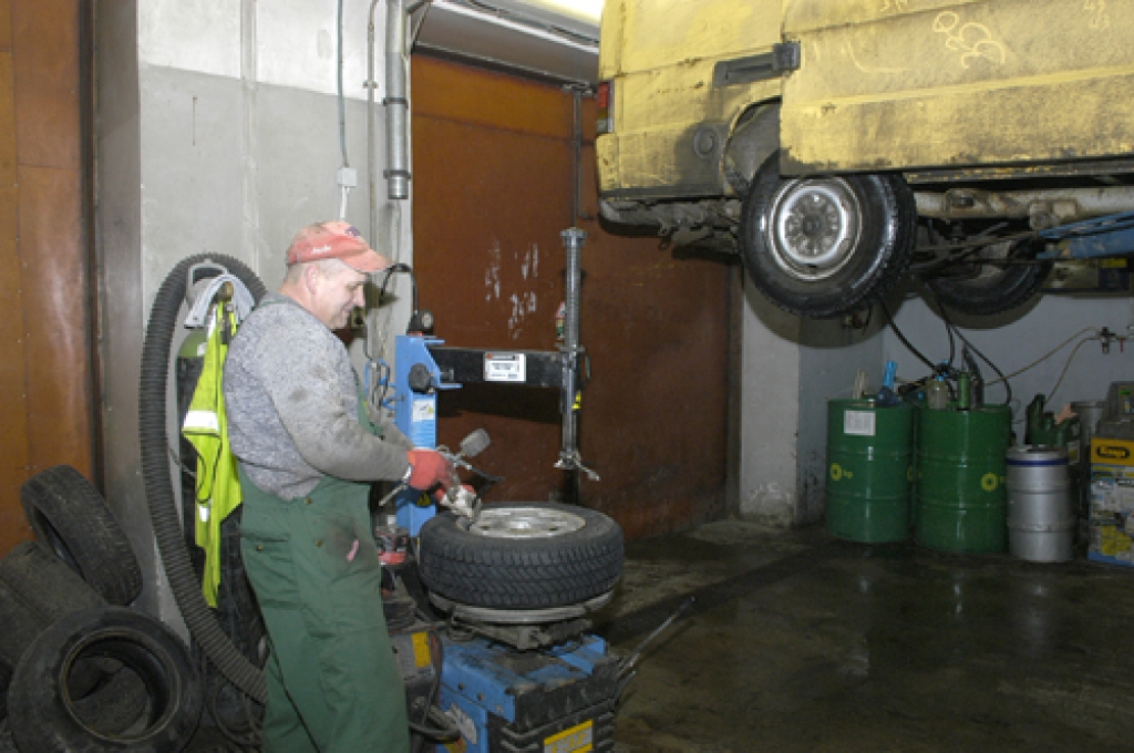 Riepas montē SIA «Palīgs tavam auto» autoatslēdznieks Dailis Mucenieks.
Autors: Ivars Bogdanovs