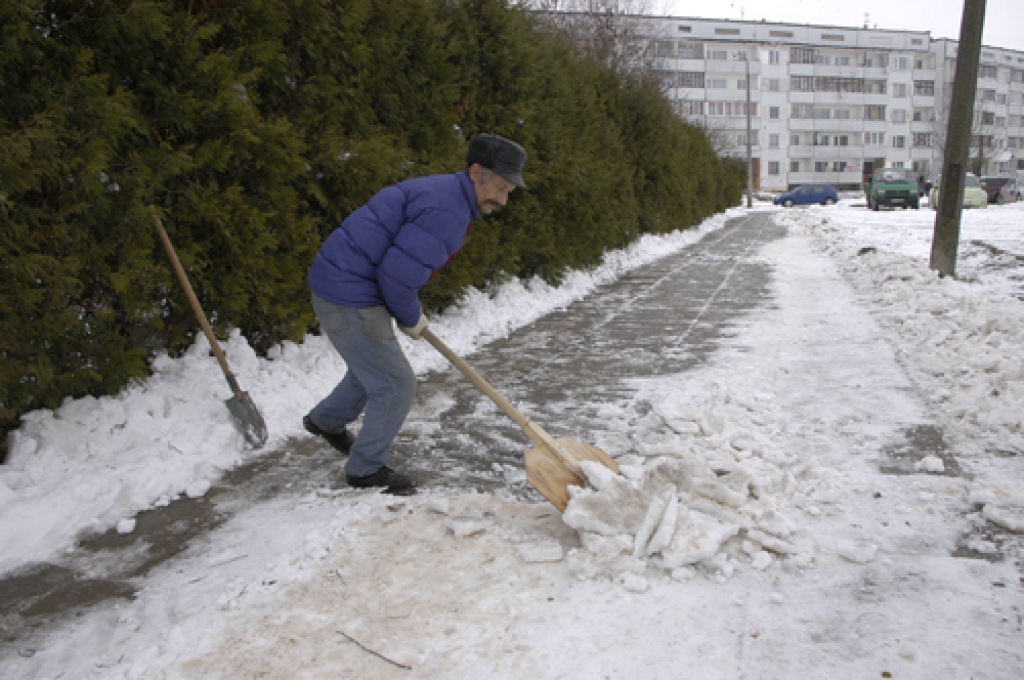 Ar sniega klātajām ielām cīnās sētnieks Edgars Ērmanis.
Autors: Ivars Bogdanovs
