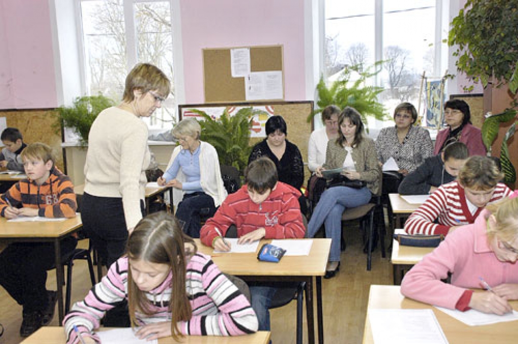 Bārbeles pamatskolas latviešu valodas un literatūras skolotājas Sarmītes Fluginas pedagoģiskais stāžs ir 23 gadi, bet šajā mācību gadā viņa pirmo reizi sāka strādāt apvienotajā 5. – 6. klasē, kurā pavisam ir 14 audzēkņu. Pedagoģe dalās atziņās un novērojumos: «Darbs ir ļoti saspringts, skolotājam jāgriežas kā vāverei ritenī. Stundas intensitāte un temps ir ievērojami, jo 40 minūtēs divām grupām  jāmāca atšķirīgas programmas. Tas nozīmē, ka ir ļoti rūpīgi jāgatavojas stundai, viss jāpārdomā līdz pēdējam sīkumam.»
Autors: Ivars Bogdanovs