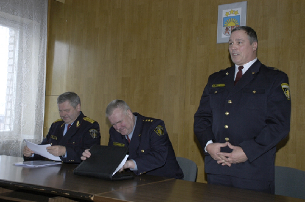 Valts policijas priekšnieks Aldis Lieljuksis Bauskas rajona Policijas pārvaldes kolektīvu oficiāli iepazīstina ar jauno tā vadītāju Dzintaru Lenbergu (no labās). 
Autors: Ivars Bogdanovs