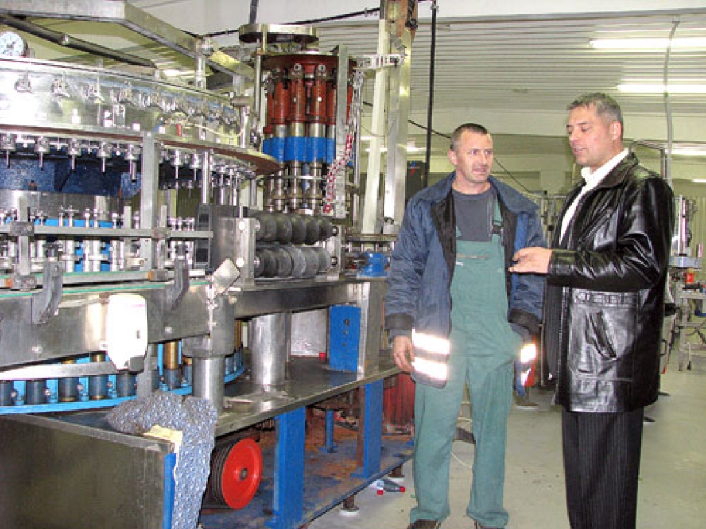 Aldis Dzirkalis un uzņēmuma iekārtu meistars Normunds Salmiņš veic pēdējās pārbaudes minerālūdens pildīšanas iekārtas līnijai, kura drīz sāks darbu. 
Autors: Juris Iļņickis