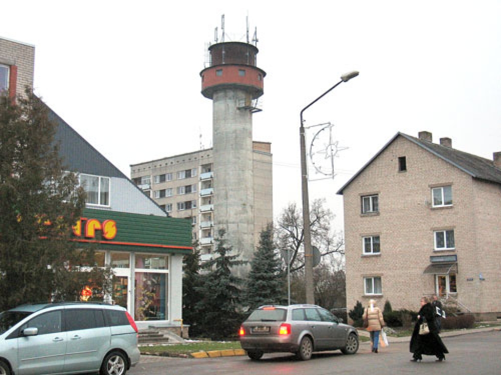 Iecavas ūdenstorņa dziļurbuma aku netālu no E. Virzas ielas 21a slēgs, bet celtni nenojauks. Darba izmaksas ir ļoti lielas. Komunālās saimniecības vadītājs Alvis Feldmanis teic, ka pašlaik uzņēmums objektu iznomā kompānijai «Tele 2» sakaru nodrošināšanai.
Autors: Kristīne Straujā