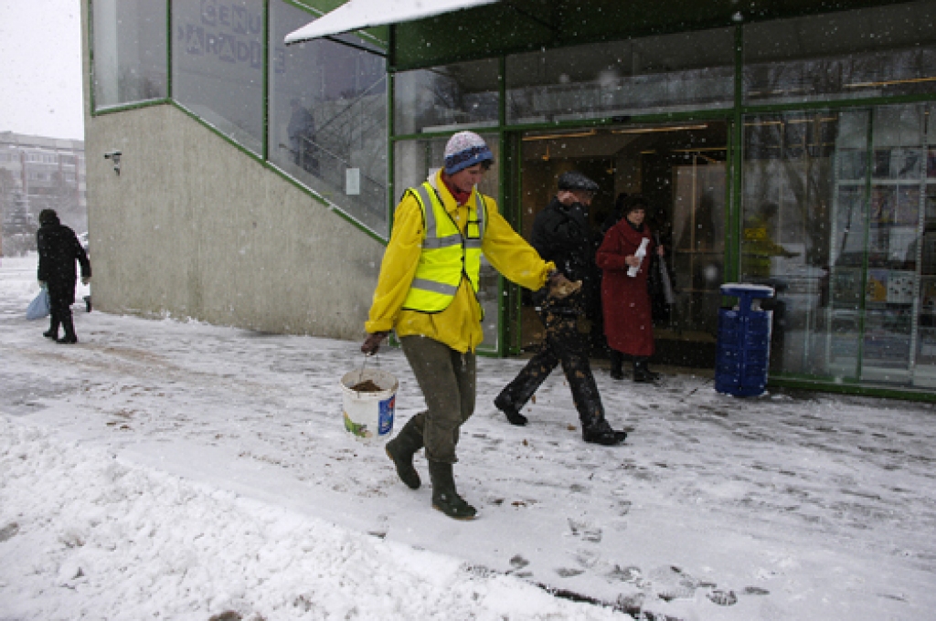 SIA «Vides serviss» sētniece Anita Jaunrubene šodien savu darba dienu uzsāka pie veikala «Maxima» Dārza ielā. Tā kā snigšana turpināsies visu dienu, sētniece pieļauj, ka darba stundas šodien būs garas.
Autors: Ivars Bogdanovs