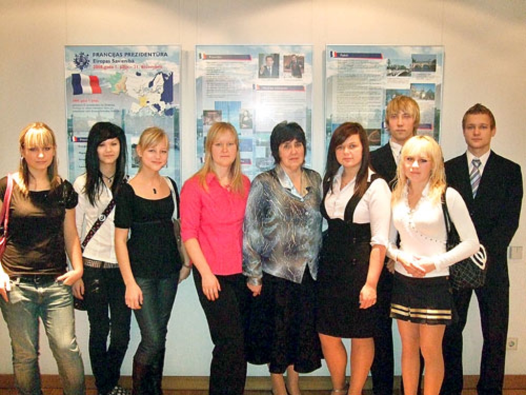 Iecavas vidusskolas komanda «Only smile» (no kreisās) Annija Užule, Arta Goldmane, Raivita Lauciņa-Veinere, skolotāja Solvita Lauzēja un Īslīces vidusskolas skolotāja Rita Straumīte un tālāk –komanda «Īslīce» – Jekaterina Mališeva, Maija Grinblate, Mārtiņš Jansons un Kaspars Aleksis.
Autors: no Solvitas Lauzējas arhīva