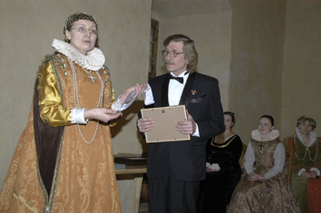 Čehu restauratoram Milošam Gavendam Pils muzeja galvenā speciāliste Taiga Skane pasniedza speciāli izgatavotu sudraba piemiņas medaļu, kurā iegravēts hercoga Fridriha Ketlera attēls un teksts, kas apliecina līdzdalību pils pastāvēšanas laika vērienīgākajā rekonstrukcijā. 
Autors: Ivars Bogdanovs