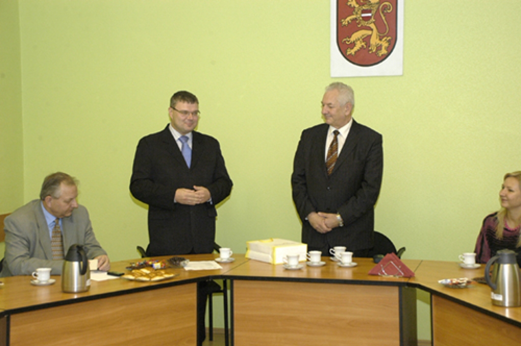 Piemiņas veltes Limbažu delegācijas vadītājam Leonam Ģerķim (no labās)  pasniedz Bauskas Domes priekšsēdētājas vietnieks Māris Freimanis. 
Autors: Ivars Bogdanovs