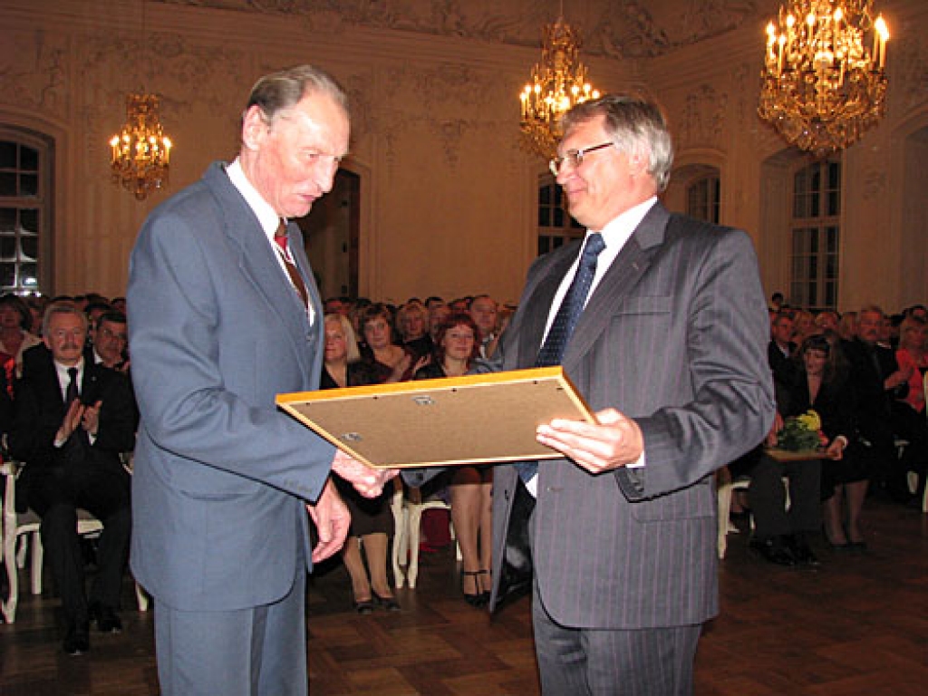 Saulaines profesionālās vidusskolas muzeja vadītājs Leons Dravnieks atzinības rakstu saņēma par mūža ieguldījumu pedagoģiskajā darbā un lauksaimniecības attīstībā Bauskas rajonā.
Autors: Vilnis Auzāns