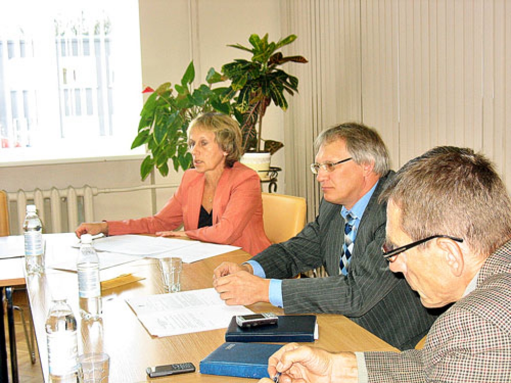 Dagnija Ludrika, Bauskas rajona Padomes izpilddirektore, uzskata, ka iepirkuma process ir beidzies veiksmīgi. Arī tādēļ, ka termiņā, kurā varēja apstrīdēt izvēli Iepirkumu uzraudzības birojā, neviena pārsūdzība nav saņemta. Viņā ieklausās rajona pašvaldības vadītājs Aivars Okmanis (vidū), viņa vietnieks Rihards Melgailis u. c. kolēģi aizkadrā.
Autors: Kristīne Straujā