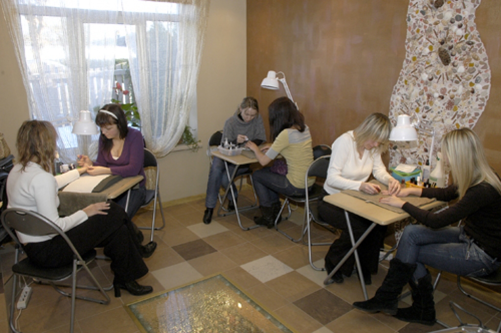 Kārtojot eksāmenu, kursantēm bija uzdevums vienai rokai nagus nopulēt, bet otrai tos nokrāsot.
Autors: Ivars Bogdanovs