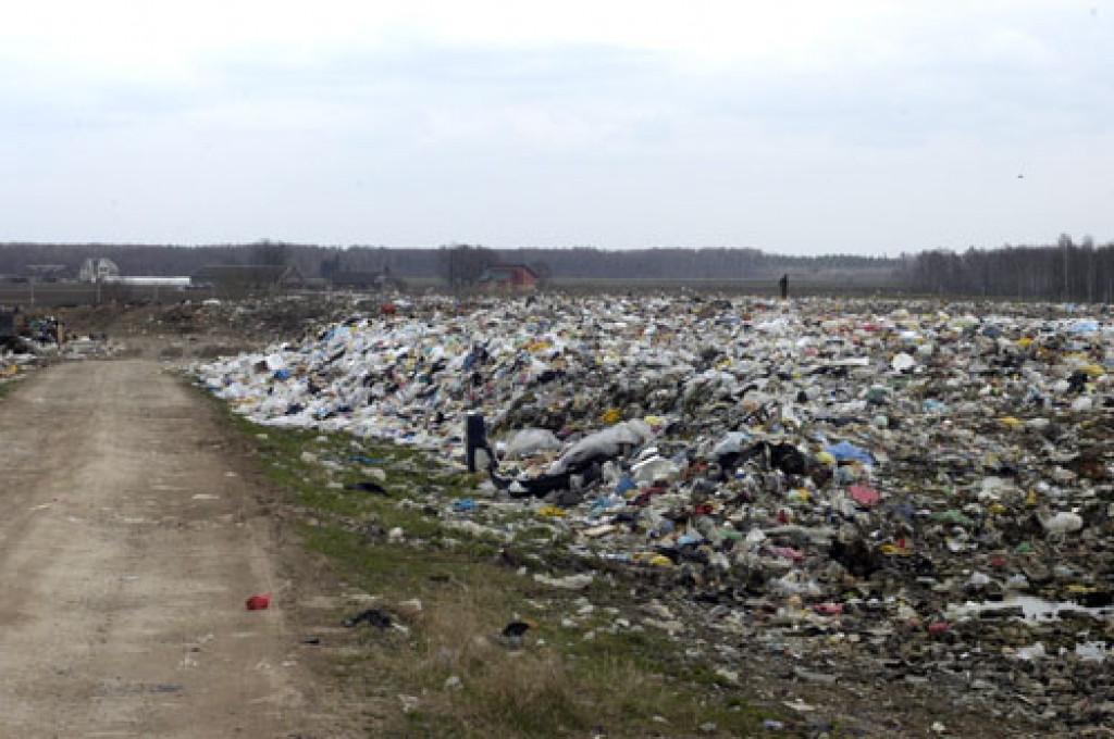 Atkritumus no visa Bauskas rajona tagad drīkst izbērt «Grantiņu» jaunajā sektorā, vecajā daļā tagad aug zāle.
Autors: No albuma.