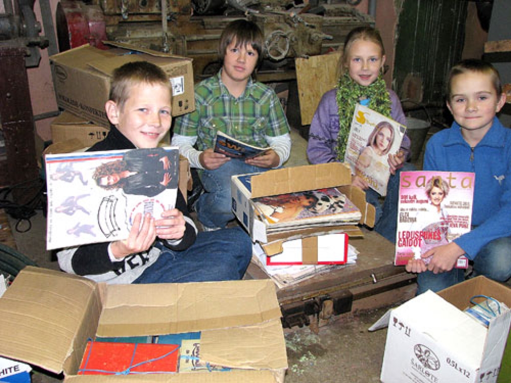 Vecsaules pamatskolas 4. klases audzēkņi Brenda Berlinska, Andris Kāposts, Lauris Sniedze un Mārcis Mangins makulatūras nodošanas telpā pie svariem.
Autors: Juris Iļņickis