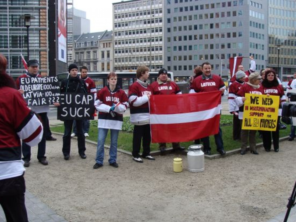 Briselē, 18.novembrī rīkotā Latvijas lauksaimnieku protesta akcija, kurā tika pausta neapmierinātība ar tiešo maksājumu nevienlīdzīgo sadalījumu starp Eiropas Savienības dalībvalstīm.
Autors: diena.lv