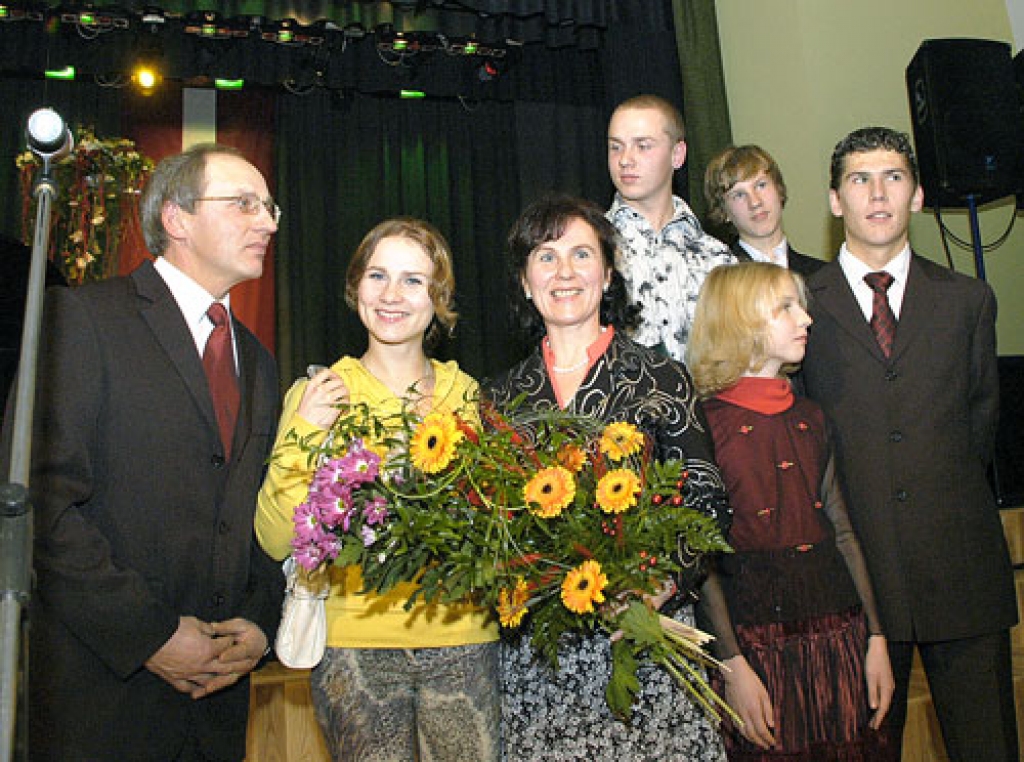 Pastaru ģimene – uz pašvaldības goda nosaukuma saņemšanu paspēja ierasties arī meita Laura (otrā no kreisās), kura pirms tam piedalījās koncertā Latvijas Nacionālajā operā. Tētis Jānis Pastars ar dzīvesbiedri Dzintru un bērniem.
Autors: Ivars Bogdanovs