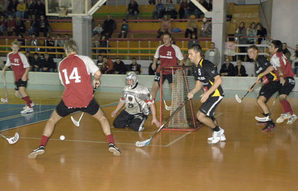 Florbola kluba «Bauska» vārtsargam Uģim Upeniekam šajā sezonā savu cietoksni ir izdevies labāk nosargāt izbraukuma spēlēs, nevis savās mājās. 
Autors: Ivars Bogdanovs