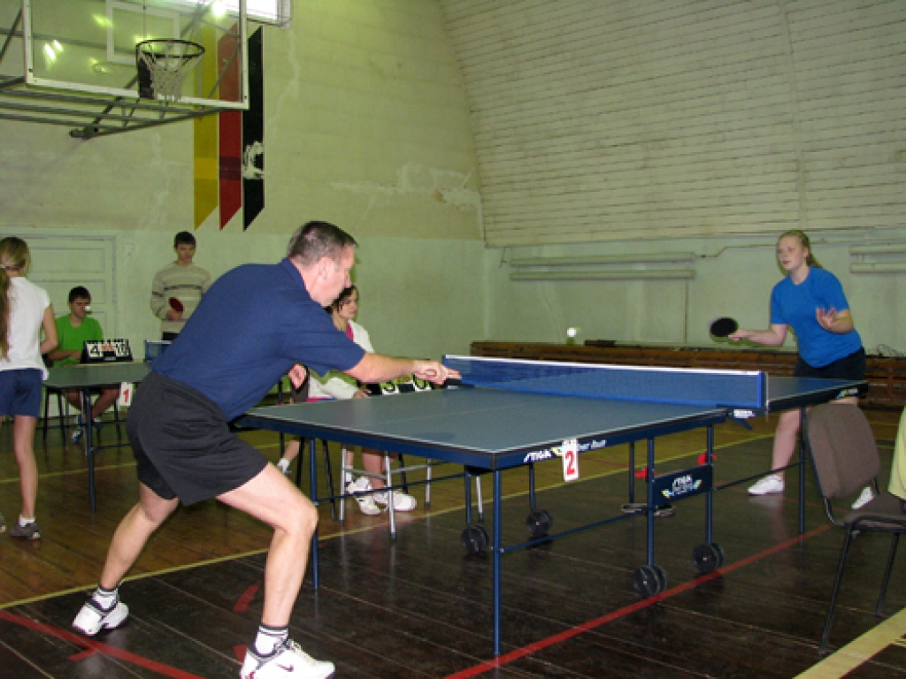 Dzimtmisas pamatskolas sporta skolotājs Vilnis Gailums arī stājās pie tenisa galda. Kopā ar viņu bumbiņu dancina Iecavas vidusskolas 11. klases audzēkne Jolanta Lipska. 
Autors: Juris Iļņickis