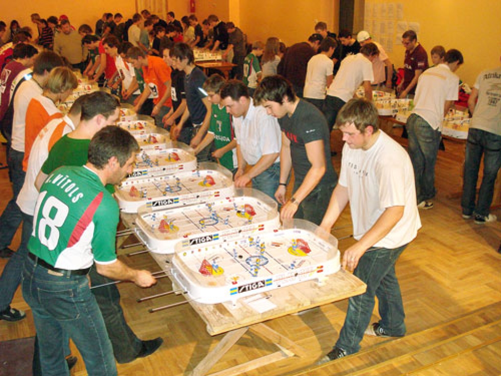 Skaistkalnē tik plašas galda hokeja sacensības notika pirmo reizi –  Latvijas kausa izcīņas trešajā posmā veiklībā mērojās 80 sportistu pie 40 spēļu galdiem. 
Autors: no albuma