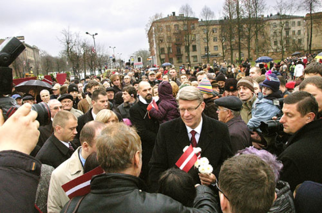 Ar valsts prezidentu Valdi Zatleru vēlējās sasveicināties daudz svētku svinību dalībnieku.
Autors: Ivars Bogdanovs