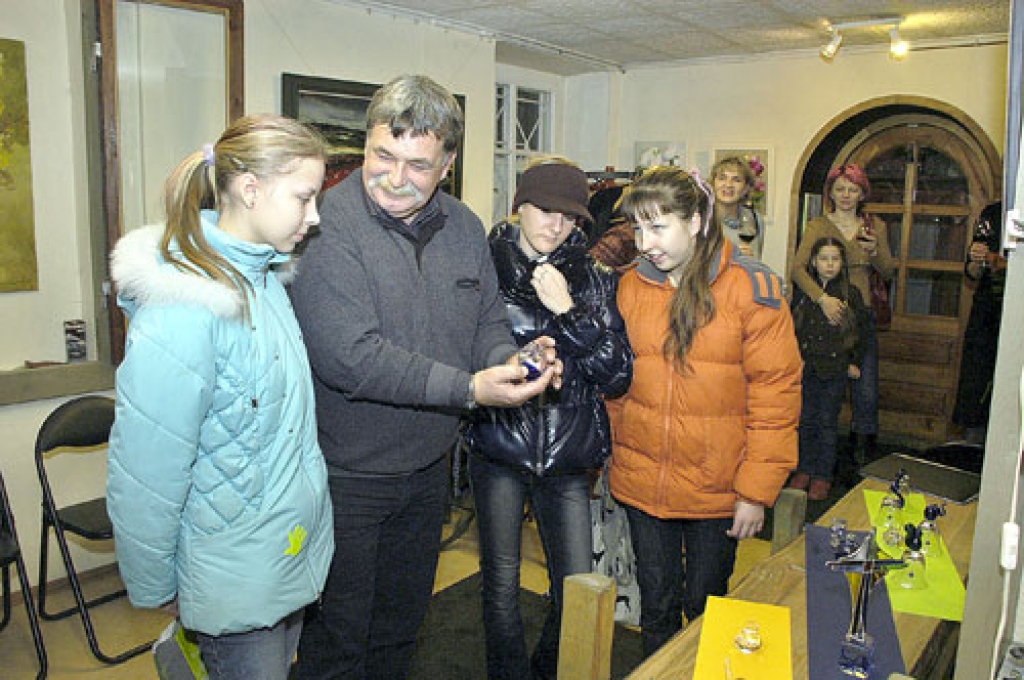 Bauskas mākslas skolas audzēknēm Katrīnai Zeibotei (no kreisās), Annijai Bērziņai un Lāsmai Ansonei stikla sīkplastikas paraugus rāda Milans Handls.
Autors: Ivars Bogdanovs