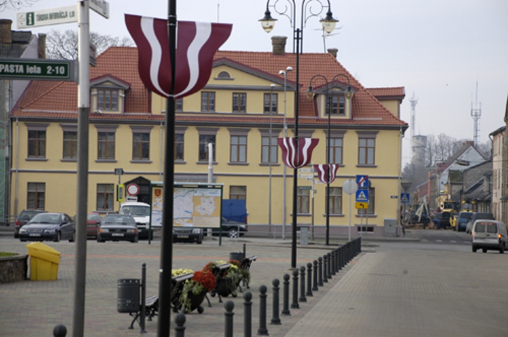Tuvojoties Latvijas Republikas 90. dzimšanas dienai, kā arī Ziemassvētkiem, kas nav vairs aiz kalniem, Bauskas Dome parūpējusies, lai iedzīvotāji kā dāvanu svētkos saņemtu skaistu un izdekorētu pilsētu. 
Autors: Ivars Bogdanovs