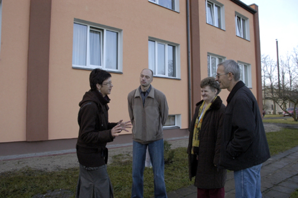 Dzīvokļu īpašnieku biedrības «Stacijas 5» valdes locekle Velga Zolberga (no kreisās) un valdes priekšsēdētājs Jānis Liepiņš izrāda Bauskas domes amatpersonām – Domes priekšsēdētājai Ārijai Gailei un Īpašumu apsaimniekošanas nodaļas vadītājam Voldemāram Čačam – mājas siltināšanas darbos paveikto.
Autors: Ivars Bogdanovs