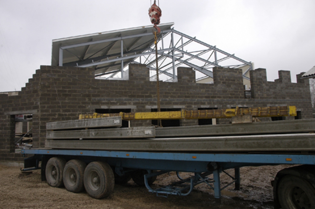 Drīz jaunās sporta zāles korpuss līdzās Codes pamatskolai būs samontēts. 
Autors: Ivars Bogdanovs