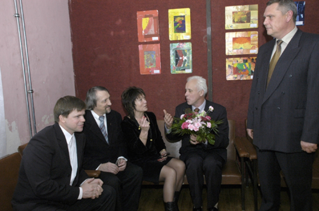 Nominētie pedagogi Jāzeps Širvis (no labās), Dainis Cipulis, Sergejs Žuravļovs un Dainis Kursišs sarunā ar Iecavas vidusskolas direktori Agru Zaķi-Fridrihsoni.
Autors: Ivars Bogdanovs