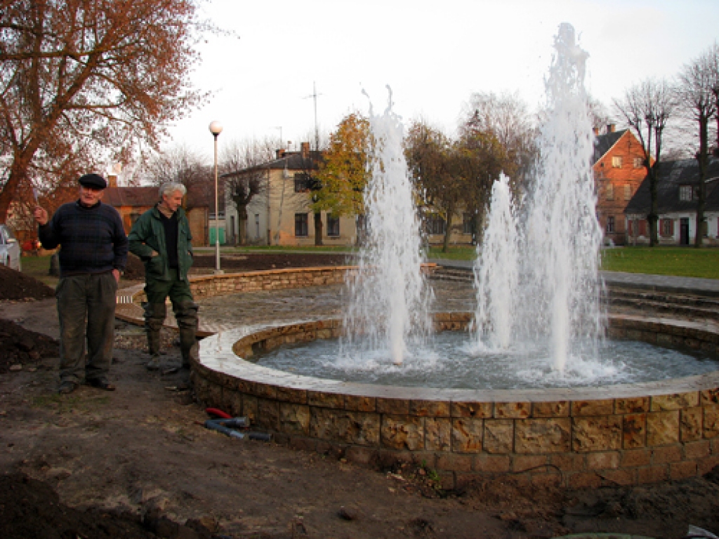 SIA «Jaunbērzi AF» strādnieks Alfrēds Strancis un darbu vadītājs Dainis Muša vēro, vai tikko iedarbinātā strūklaka darbojas bez problēmām.
Autors: Juris Iļņickis
