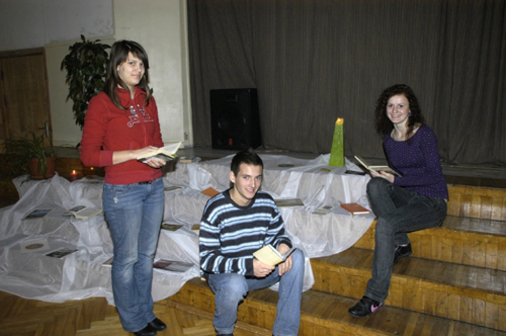 Ar Ojāra Vācieša dzejoļu grāmatām rokās Bauskas 1. vidusskolas 11.a klases audzēkņi Elīna Millere (no kreisās), Zane Gorškova un Rūdolfs Baltrušaitis.
Autors: Ivars Bogdanovs