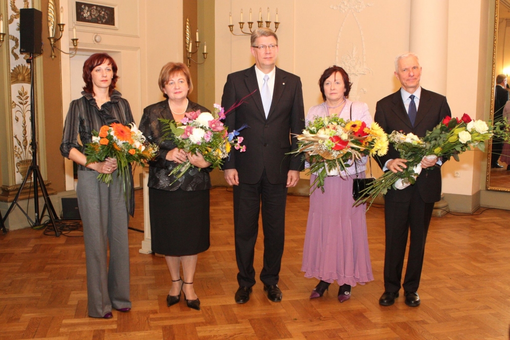 Vera Grigorjeva Vienotības balvas pasniegšanas seremonijā kopā ar Valsts prezidentu Valdi Zatleru.
Autors: No Sabiedrības integrācijas fonda arhīva.