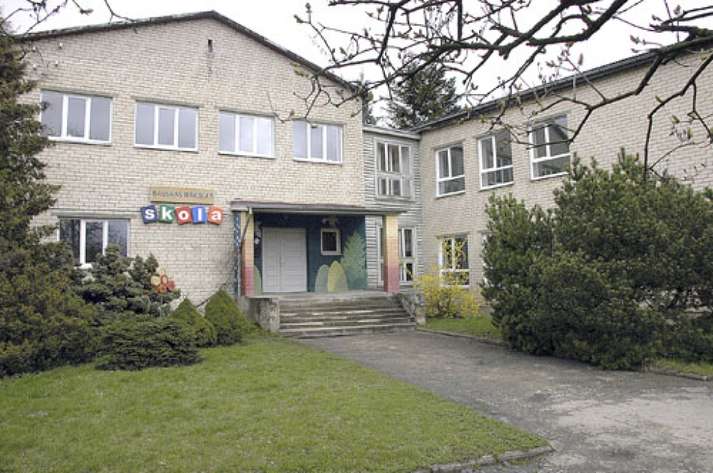 Pēc ilgstošām konsultācijām Bauskas Dome panākusi vienošanos ar zemesgabala Dārza ielā 3 īpašnieci Kaivu Sjomkāni, noslēdzot ilgtermiņa nomas līgumu uz desmit gadiem. Tas bija nepieciešams, lai plānotu būvniecību un rekonstruētu kādreiz bērnudārza «Sprīdītis» vajadzībām celto ēku, kur vairākus gadus strādāja Bauskas mākslas skola.
Autors: Ivars Bogdanovs