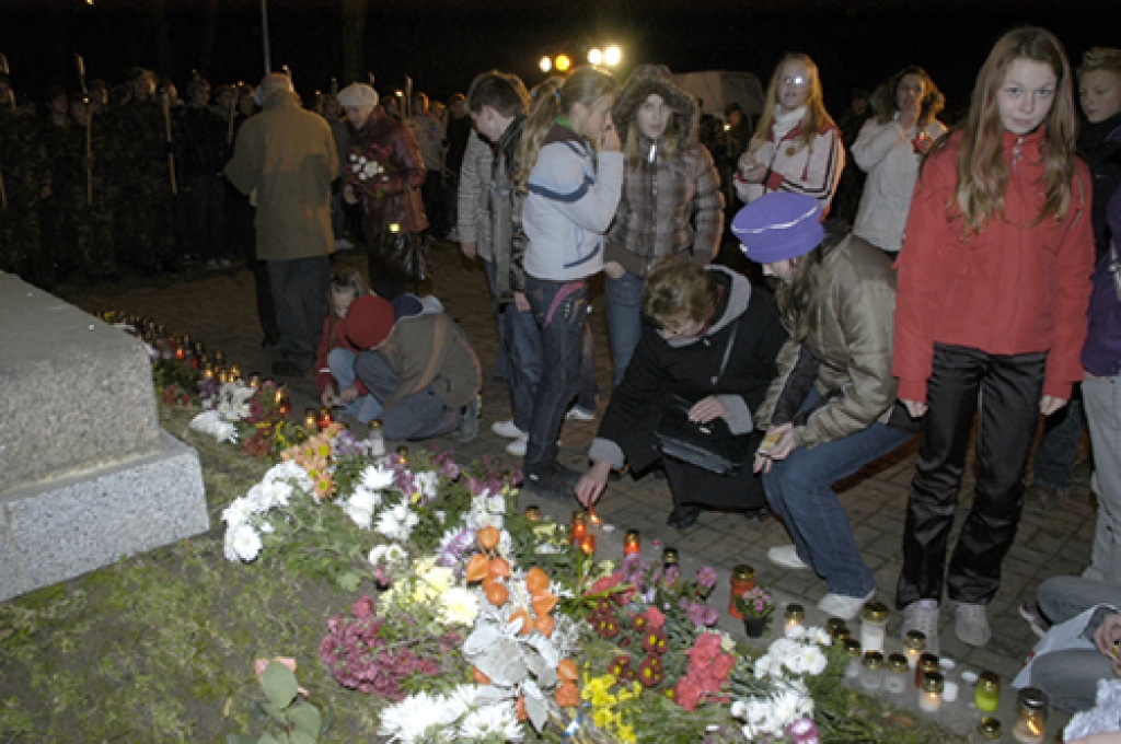 Bauskas rajona iedzīvotāji noliek ziedus un svecītes.
Autors: Ivars Bogdanovs