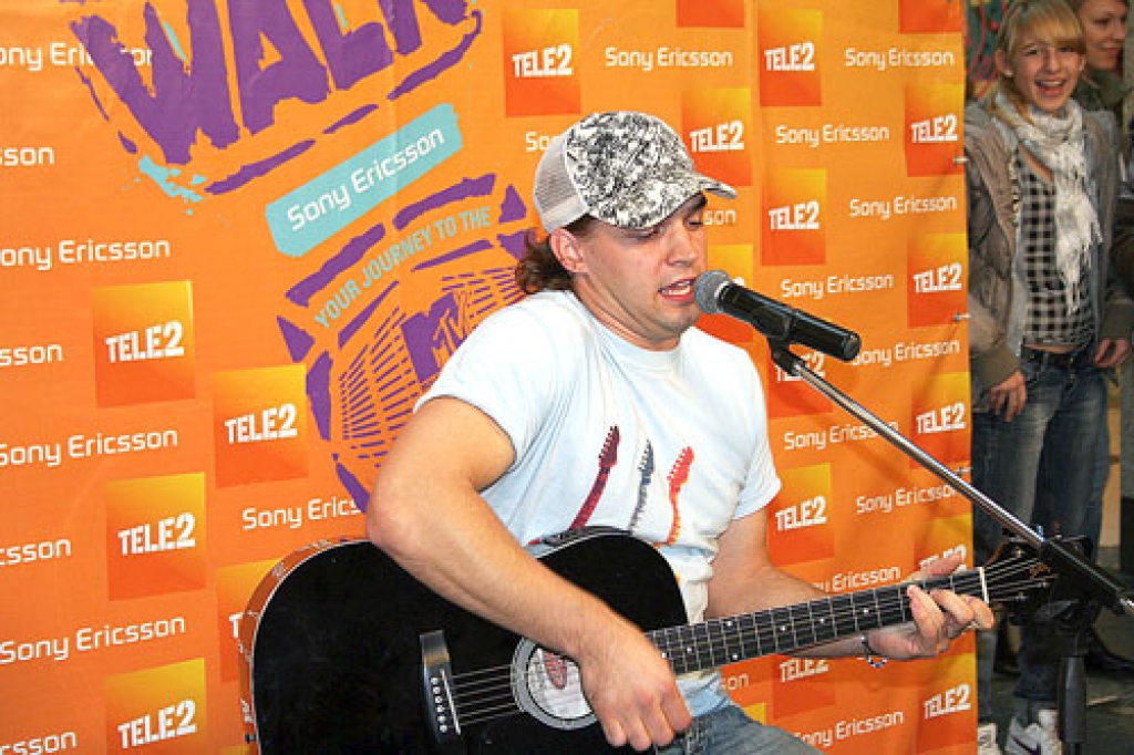  Simt jauniešu no dažādām Eiropas valstīm deviņās dienās pārvarēja 400 kilometru, lai no Londonas nonāktu Liverpūlē. Gājienā «Sony Ericsson Fanwalk» jauniešu vidū bija arī Bauskas grupas «AK69» dalībnieks Mārcis Pļaviņš. 
Autors: No albuma.