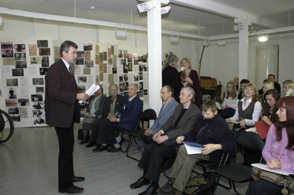 Pazīstami mūsu rajona un Latvijas vēsturnieki pulcējās 11. novembrī Bauskas novadpētniecības un mākslas muzeja rīkotajā konferencē «Nacionālā pretošanās kustība Bauskas apriņķī (rajonā) padomju okupācijas periodā.»
Autors: Ivars Bogdanovs