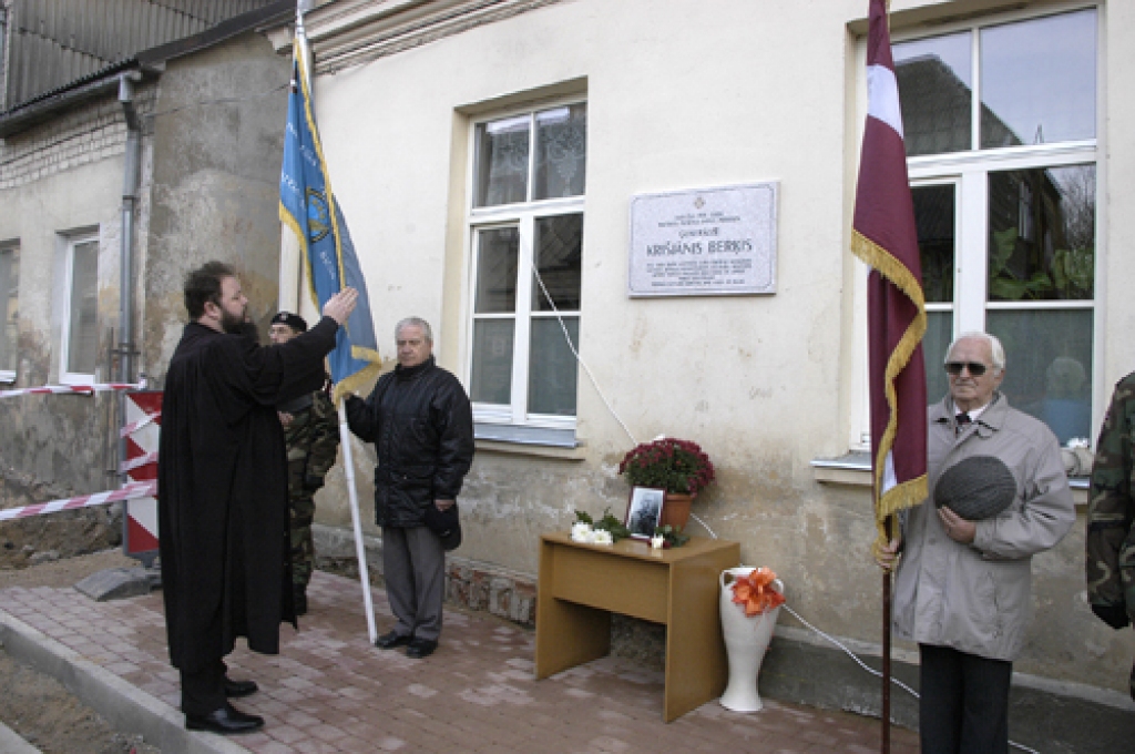 Piemiņas plāksni par godu ģenerālim un Latvijas armijas komandierim Krišjānim Berķim iesvēta luterāņu draudzes prāvests Aivars Siliņš. 
Autors: Ivars Bogdanovs