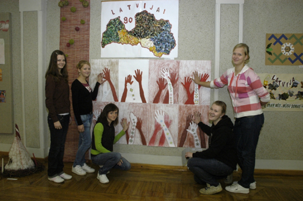 Apvelkot savas plaukstas kontūrai, 9. a klases audzēknes veidojušas plakātus valsts karoga krāsā.  
Autors: Ivars Bogdanovs