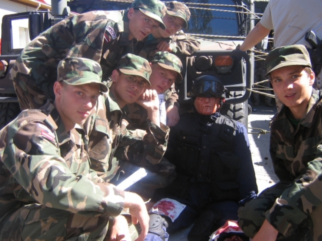 Šovasar Latvijas Republikas 90. gadadienai veltītajā Jaunsardzes salidojumā Kadagā piedalījās arī Bauskas jaunieši.
Autors: No «Bauskas Dzīves» arhīva.