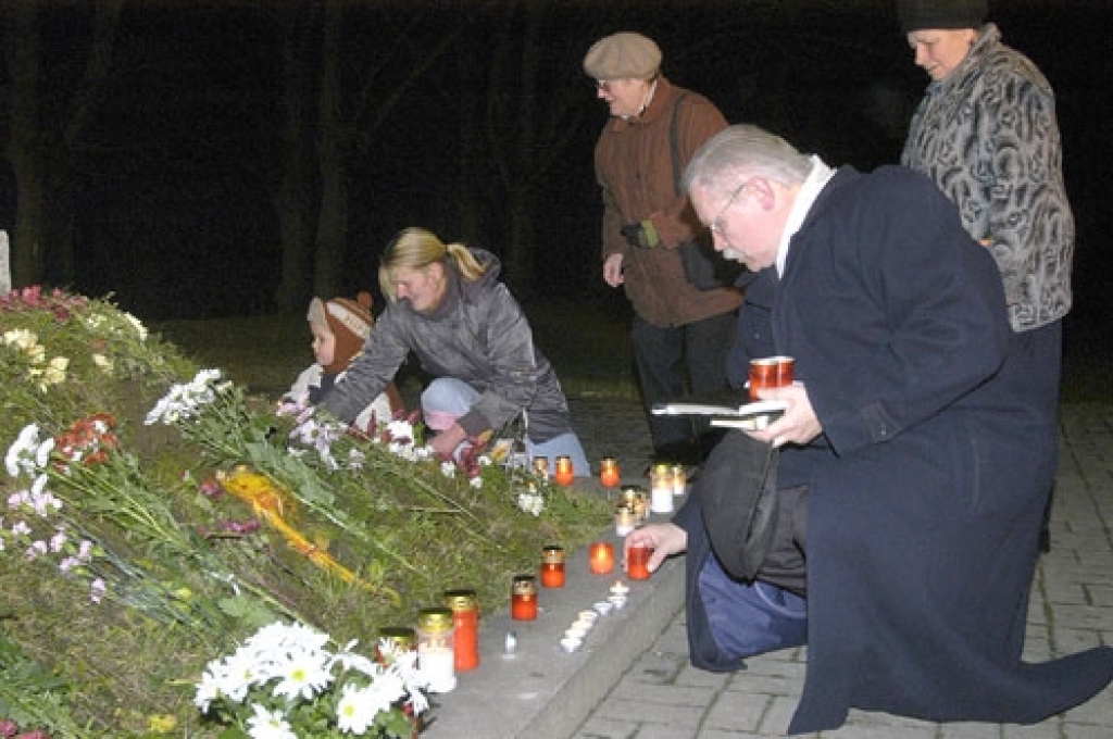 Pērn pie Brīvības pieminekļa Bauskā iedzīvotāji nolika svecītes. Mācītājs Ints Danielsons aizlūdza par Latviju.
Autors: No Bauskas Dzīves arhīva.