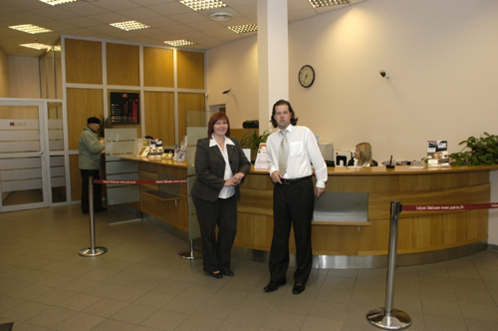 A/s «Parex banka» Bauskas filiāles darbinieki 10. novembrī nesagaidīja lielas izmaiņas klientu plūsmā. Patukšajā zālē apmeklētājus gaida filiāles pārvaldnieks Edijs Eisaks un klientu apkalpošanas nodaļas vadītāja Ineta Hermane. 
Autors: Ivars Bogdanovs