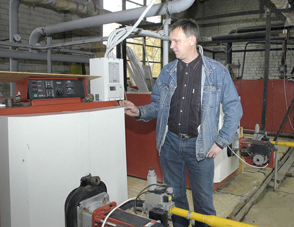 Rundāles ciemata katlumājā apkure ir gandrīz pilnībā automatizēta, un Rundāles pagasta komunālā dienesta vadītājam Ivaram Čerļenokam atliek tikai uzmanīt, lai viss ir darba kārtībā.
Autors: IvarsBogdanovs