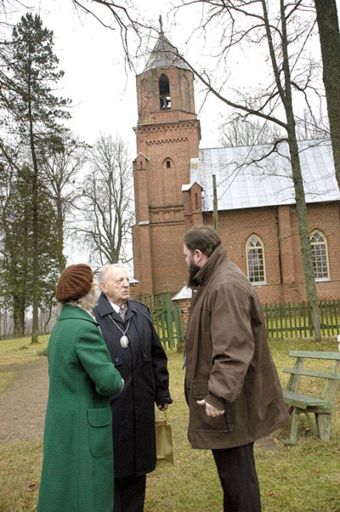 Godināt mācītāju Romānu Skuju 85. dzimšanas dienā Budbergā no Bauskas ieradies prāvests Aivars Siliņš (no labās). Viņu sagaida draudzes rakstvede Herta Ozola, arī draudzes priekšnieks Edgars Červinskis.
Autors: Ivars Bogdanovs