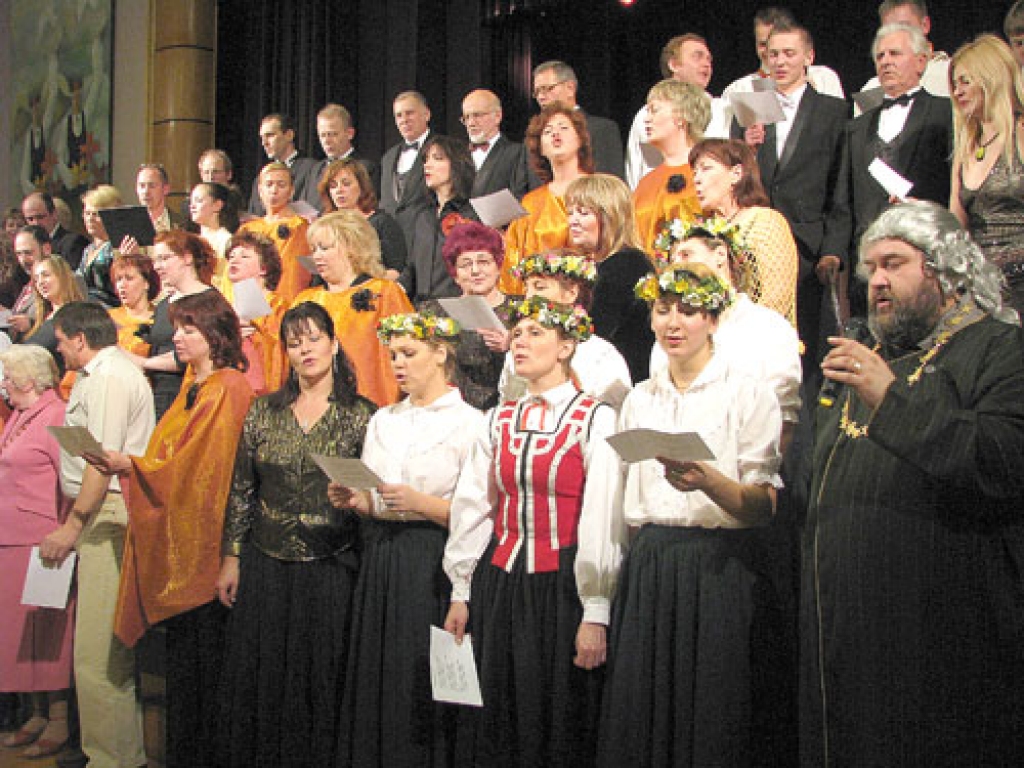 Īslīces kultūras nama 35 gadu jubilejas koncertā uz skatuves kopējā dziesmā vienojas pagasta mākslinieki un kultūras darbinieki.
Autors: Vilnis Auzāns