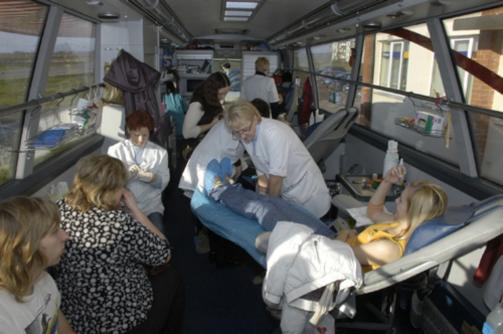 Valsts asinsdonoru centra specializētajā autobusā 7. novembrī Rundālē asinis nodeva 62 donori. (iekšskats). Pirmoreiz to darīja arī saulainietis Andris Ģirupnieks.
Autors: Ivars Bogdanovs