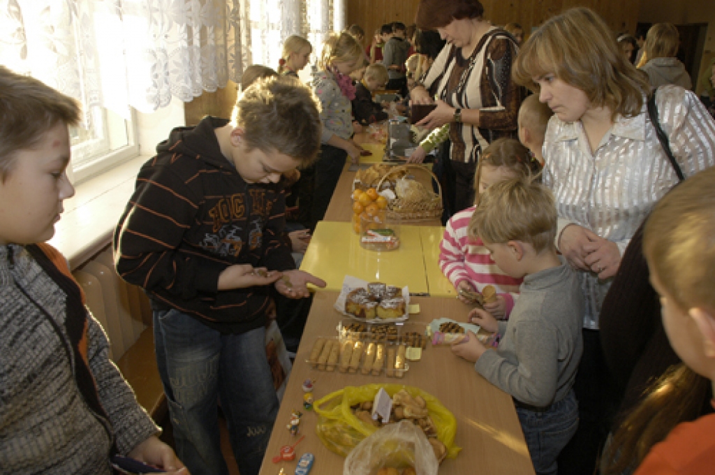 Mežgaļu pamatskolas zālē uz galdiem bija pašceptas kūkas, cepumi, vafeles, āboli, mājās siets siers, adījumi, medus, vaska sveces, kartītes un daudz kas cits. Pirka paši, skolotāji, darbinieki un vecāki.
Autors: Ivars Bogdanovs