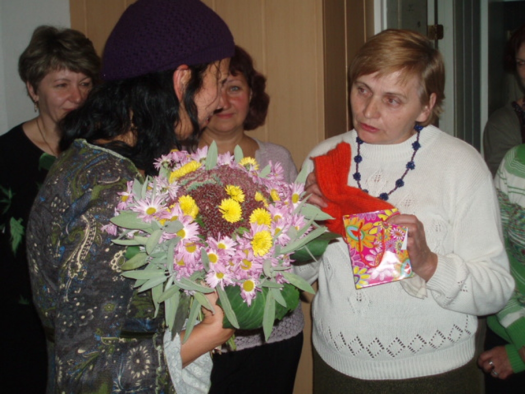 Ceraukstiete Aļa Ošecka Ainai dāvā pašas adītās vilnas zeķītes.
Autors: No albuma.