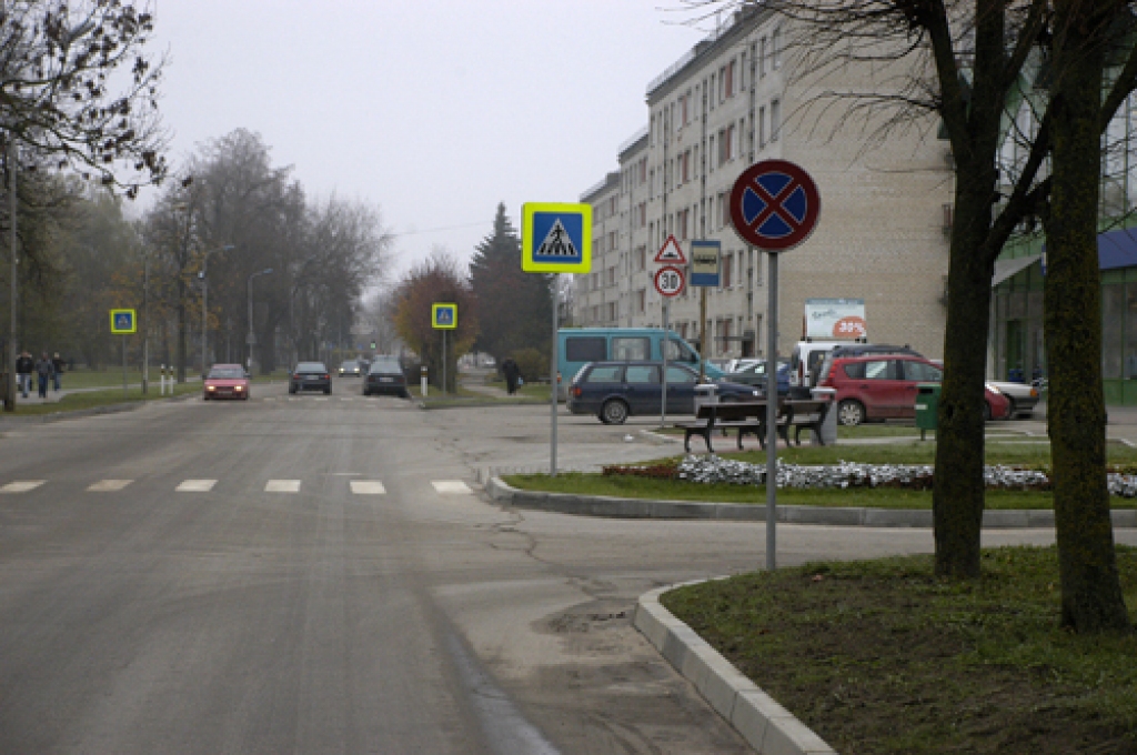 Kāds pajokojis un ceļa zīmi «Apstāties aizliegts» apgriezis otrādi. Šo alošanos nav pamanījuši ne atbildīgo dienestu pārstāvji, ne policisti, to ignorē arī autovadītāji. 
Autors: Ivars Bogdanovs