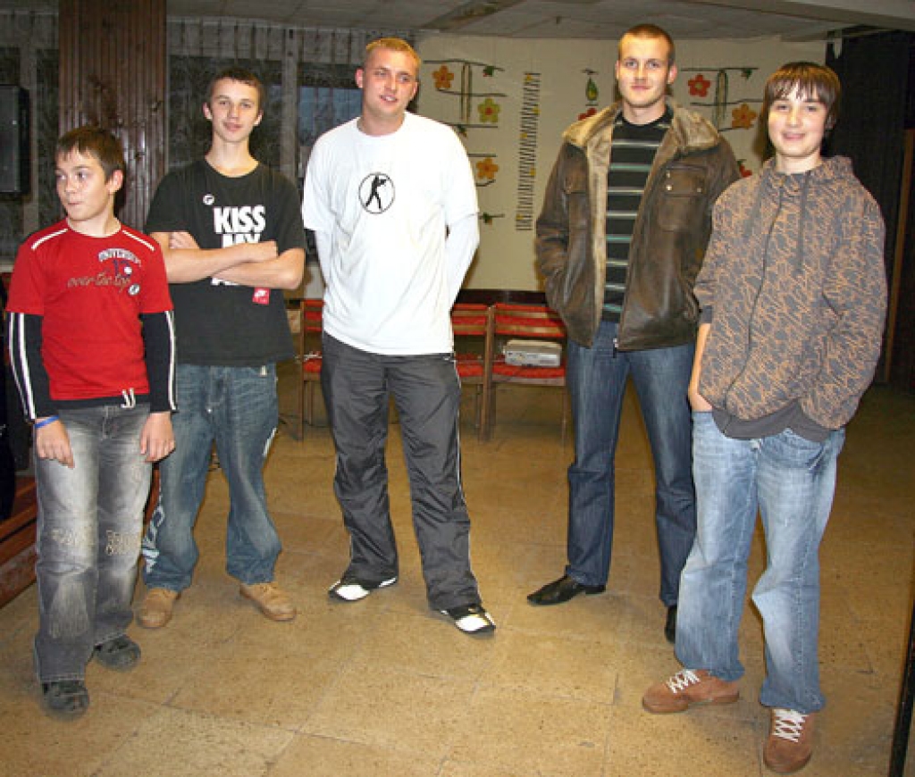 Pirmās vietas ieguvēji «LAN PARTY V4» pasākumā Grenctāles klubā. No kreisās – Kristers Paulovičs (spēles iesauka – weekfeet), Jānis Ambrass (Hard), komandas kapteinis Renārs Tarasevičs (DeaDly), Sergejs Krasņickis (guHo3aBpuk aLi) un Germans Grigorjevs (gNob). 
Autors: Lauris Krasņikovs