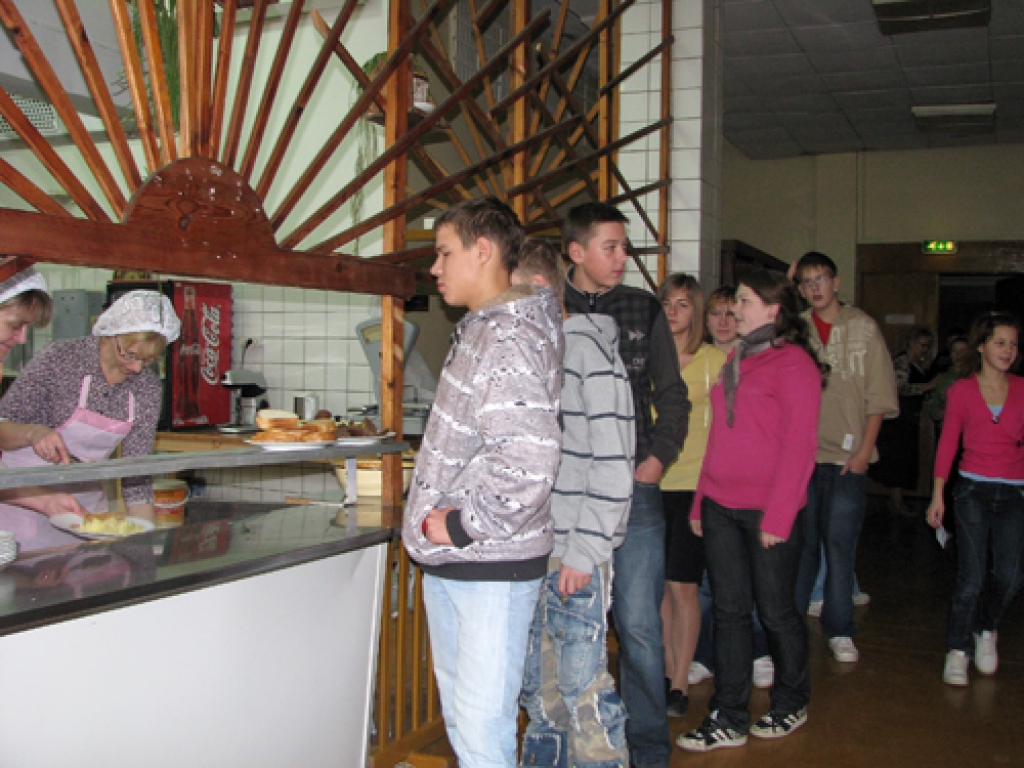 Pilsrundāles vidusskolā vakar, 4. novembrī, pusdienoja 220 skolēnu. Šajā skaitā nav pirmklasnieku, kuriem pusdienas nodrošina valsts budžets un pirmsskolas grupas audzēkņi.
Autors: Juris Iļņickis