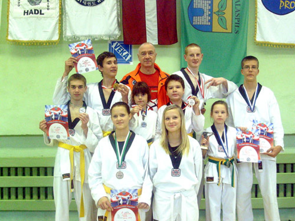 Pēc teikvondo rudens sacensībām Salaspilī tapa kopīgs foto ar treneri. Pirmajā rindā (no kreisās) Dagnija Šulce, Anete Šulce, Jolanta Tarvida, otrajā rindā (no kreisās)
Autors: No albuma.