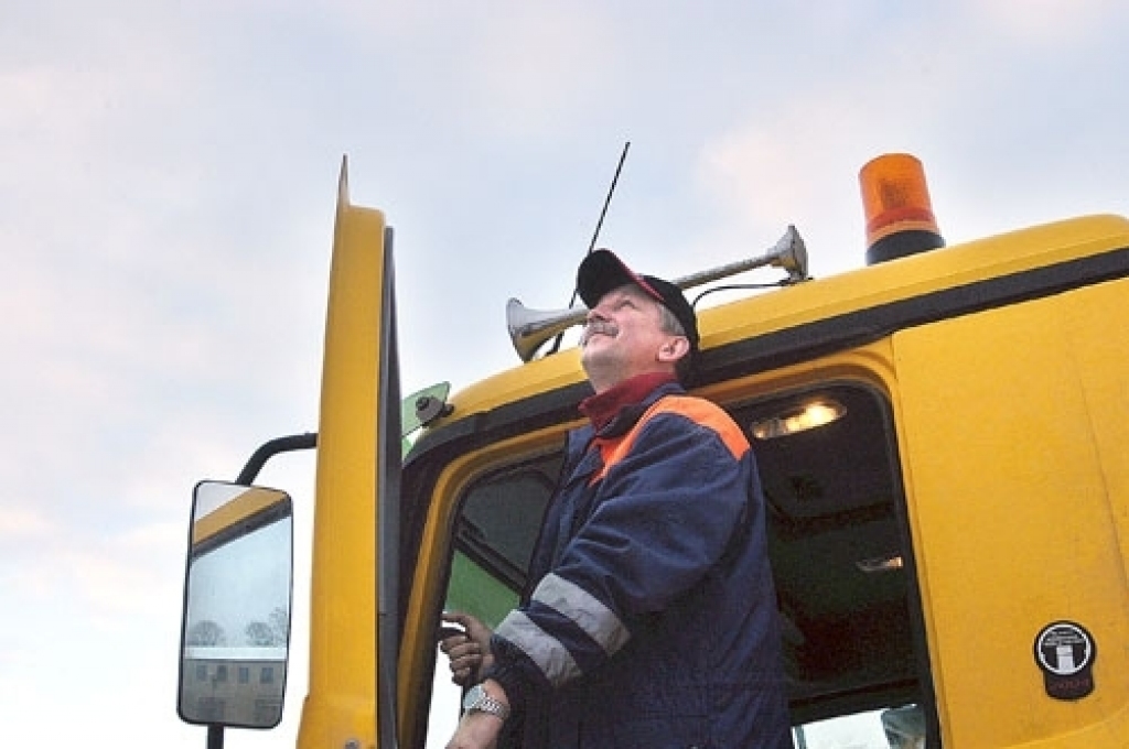 Ceļu uzturēšanas automobiļos pērn uzstādīta globālās pozicionēšanas iekārta, kas ļauj kontrolēt paveiktā darba kvalitāti, sekot līdzi mašīnas maršrutam. Attēlā – šoferis Modris Līdaks.
Autors: No «Bauskas Dzīves» arhīva.
